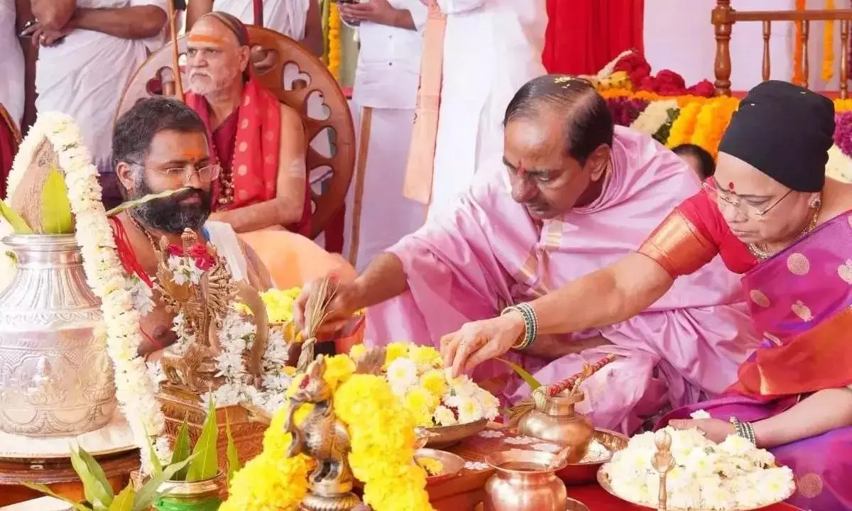 భారీ సంక్షోభంలో కేసీఆర్: చండీయాగం అందుకేనా?