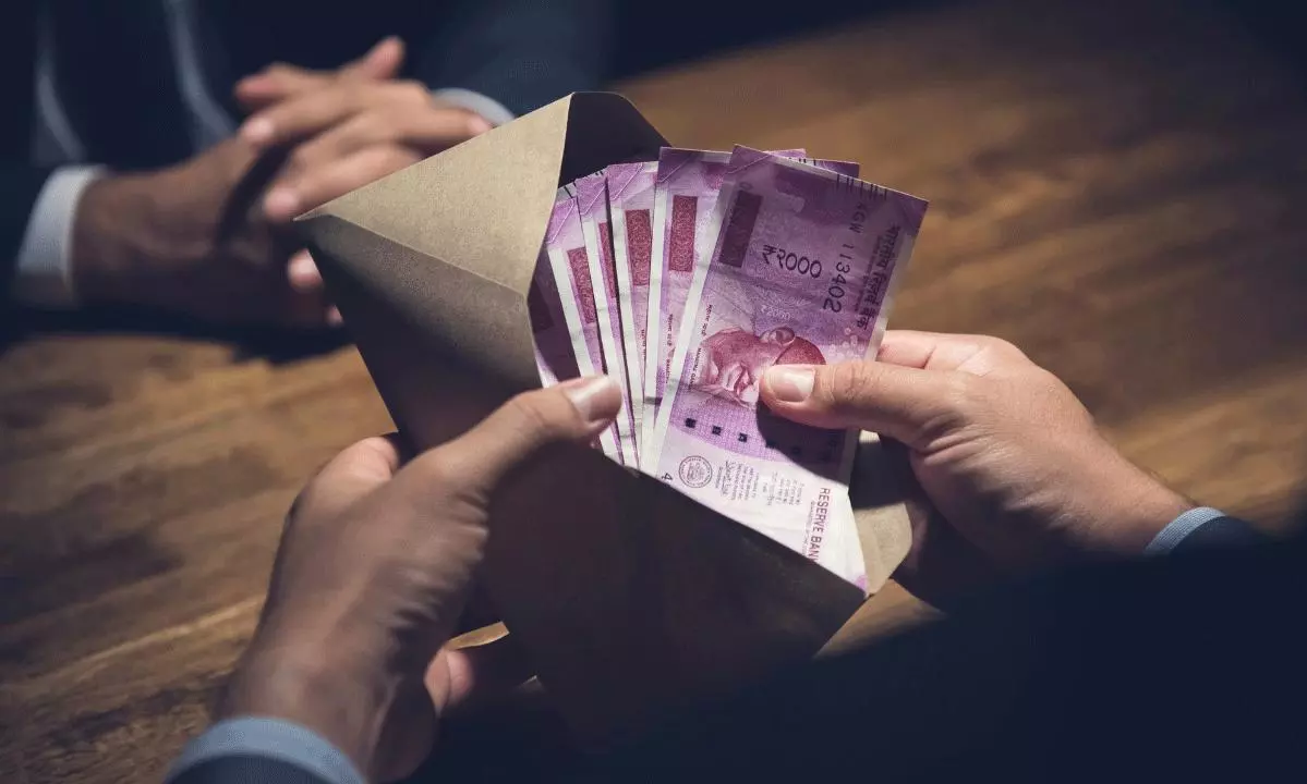 టాలీవుడ్ (X) బాలీవుడ్: అవినీతి జాఢ్యం ఎక్క‌డ ఎక్కువ‌?