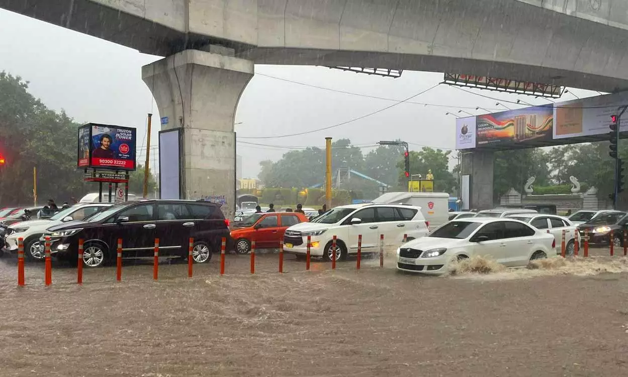 Heavy Rains flood In  Hyderabad Roads