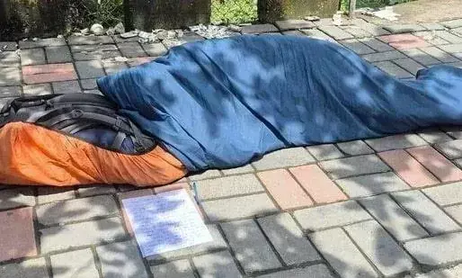 ఆఫీసు బయట పడుకుని నిరసన తెలిపిన సాఫ్ట్‌వేర్ ఇంజనీర్‌.. టీసీఎస్ స్పందన ఇదీ