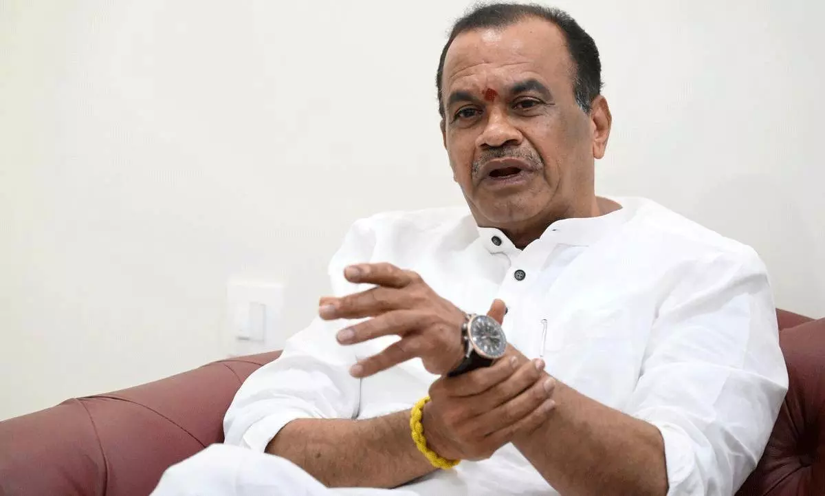 హైద‌రాబాద్‌లో ఖ‌ర్చులు పెరిగాయి.. సినీకార్మికుల‌కు మంత్రి మ‌ద్ధ‌తు!