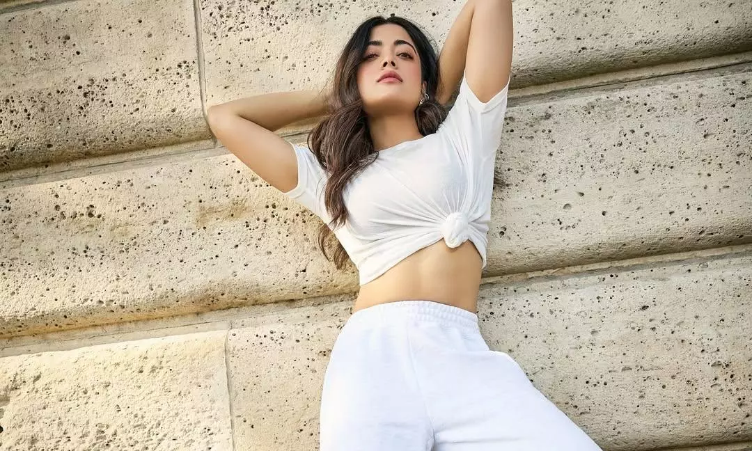 రష్మిక మందన్నా.. అల్ట్రా గ్లామర్ లో ఎన్ని హొయలో..