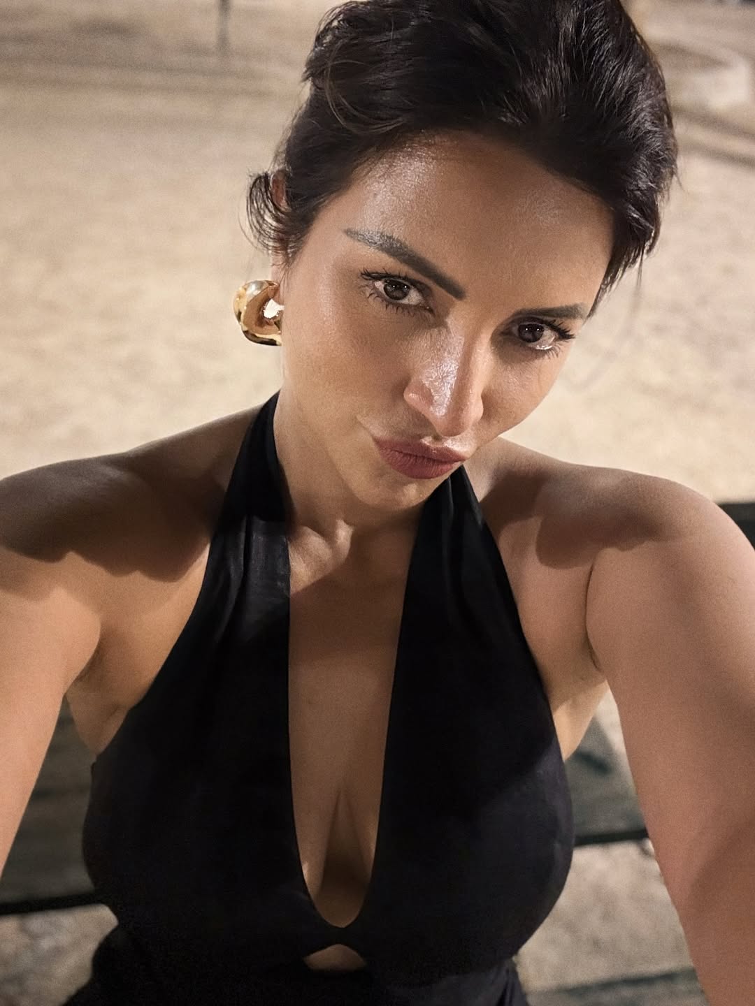 Shama Sikander Spreads Love in Black Shama Sikander Spreads Love in Black