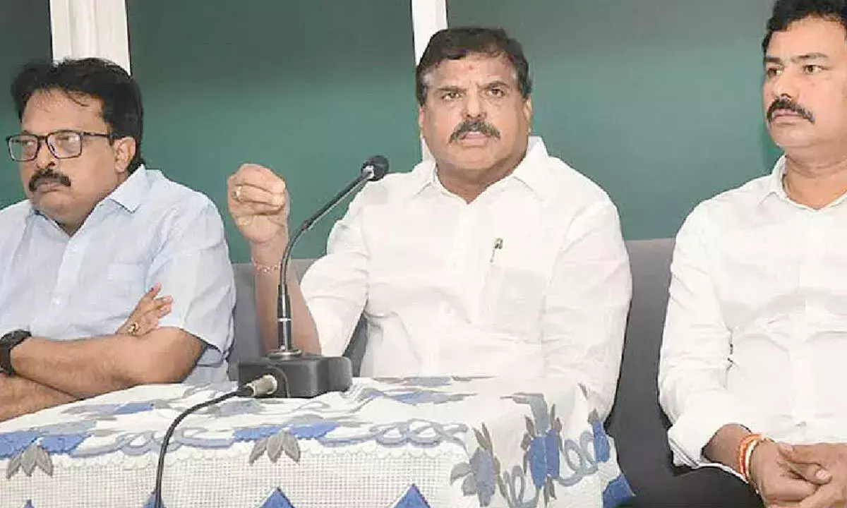 జగన్ రాయరు... బొత్స రాస్తున్నారు !