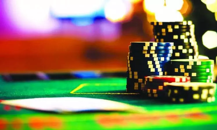 ఒళ్లు మండిన భర్త.. పోలీసులతో కలిసి ఏం చేశాడంటే..