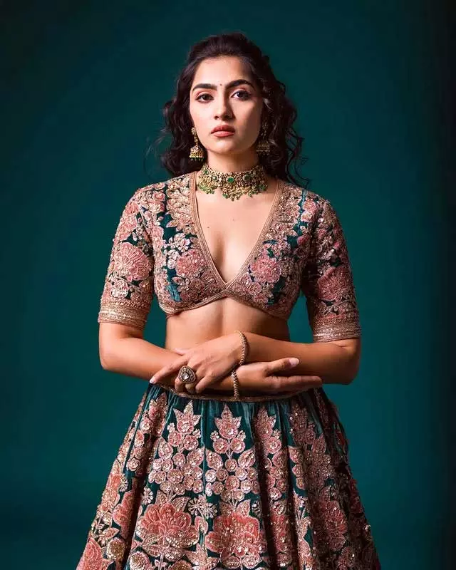 Rukmini Vasanth Shares a “Pink State of Mind” Rukmini Vasanth Shares a “Pink State of Mind”