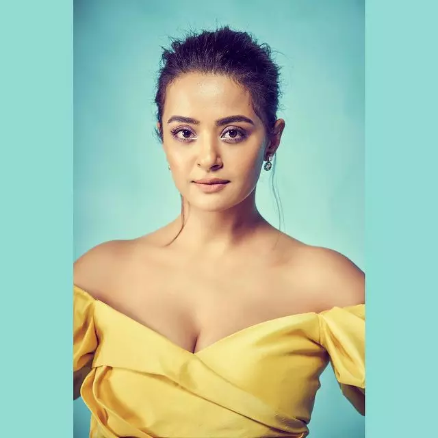 Surveen Chawla’s Classy Typewriter Look