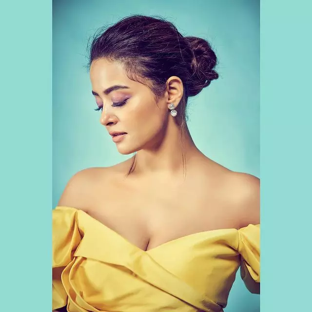 Surveen Chawla’s Classy Typewriter Look