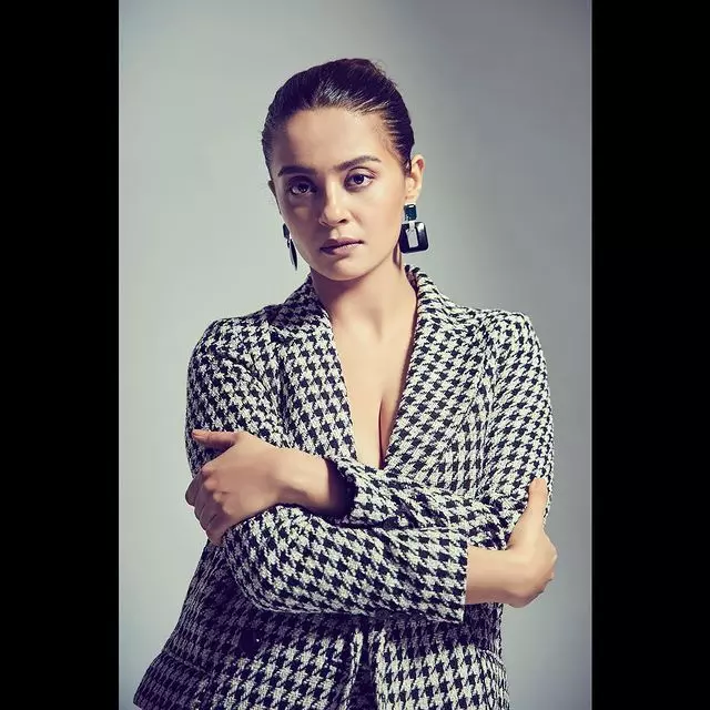 Surveen Chawla’s Classy Typewriter Look