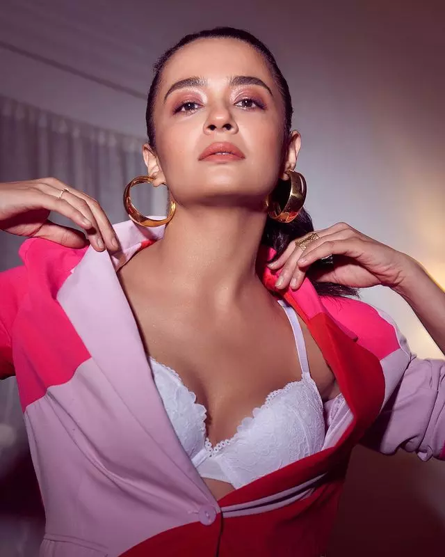 Surveen Chawla’s Classy Typewriter Look