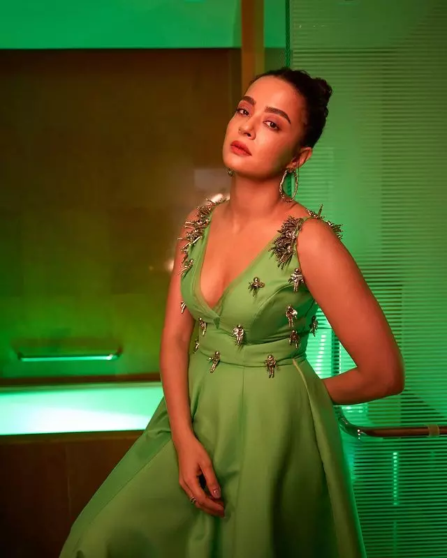 Surveen Chawla’s Classy Typewriter Look Surveen Chawla’s Classy Typewriter Look