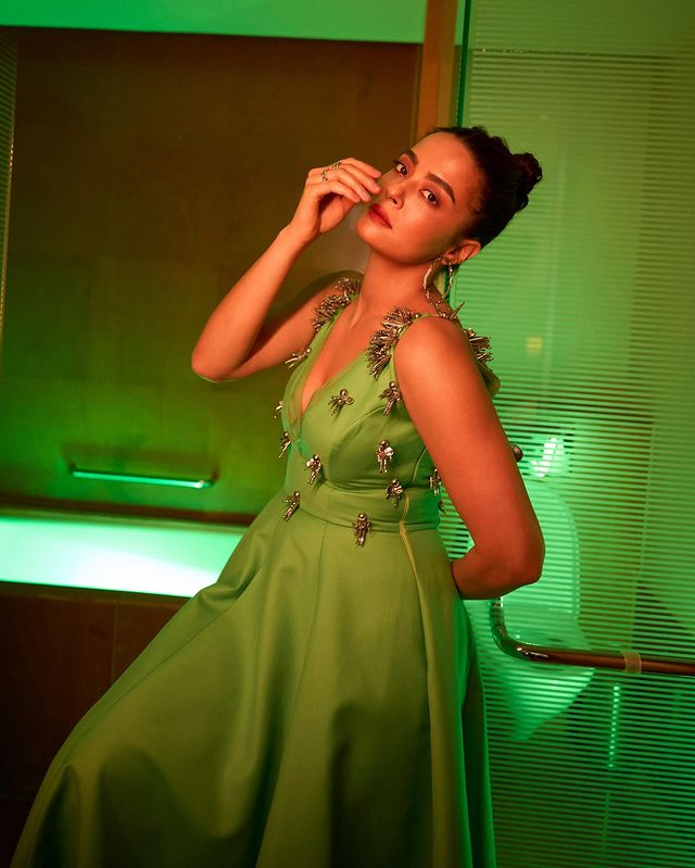 Surveen Chawla’s Classy Typewriter Look