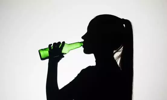 కోడలు మందు తాగుతోందని మామ ఫిర్యాదు..ఆఖరికి చిక్కుల్లో పడ్డ మామ.. ఇది కదా అసలు ట్విస్ట్!