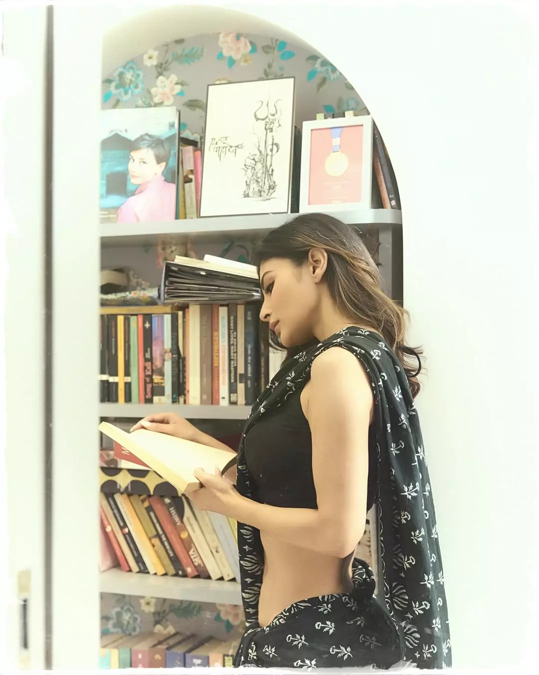 Mouni Roy is elegant in any costume Mouni Roy is elegant in any costume