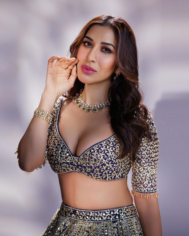 Sophie Choudry Enjoys Phuket Getaway Sophie Choudry Enjoys Phuket Getaway