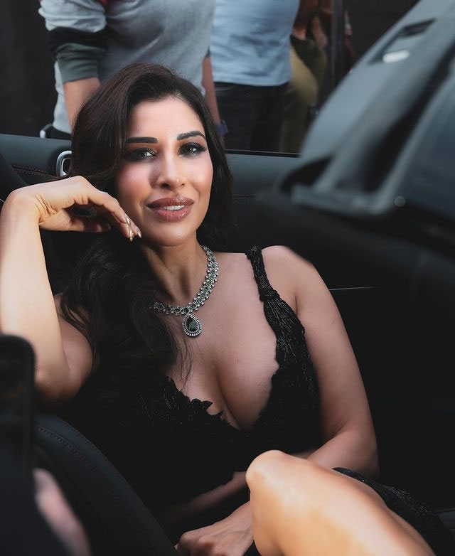 Sophie Choudry Enjoys Phuket Getaway Sophie Choudry Enjoys Phuket Getaway