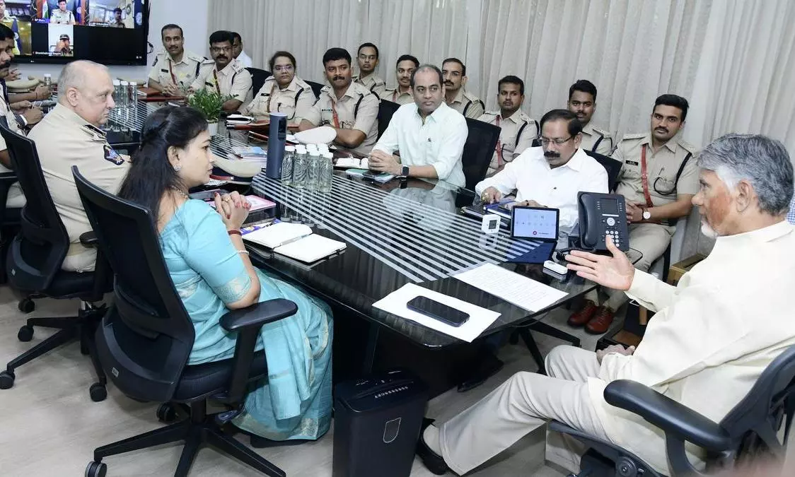 పోలీసులకు ఫోర్ ఆర్ గురించి చెప్పిన బాబు