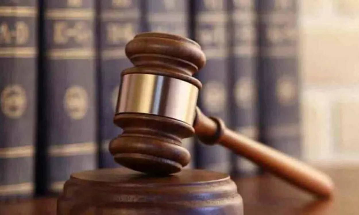 హైదరాబాద్ లో ఆ జడ్జిగారి పెద్ద మనసు..అంబులెన్సు వద్దే విచారణ