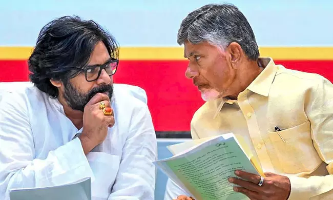 చంద్రబాబు, పవన్ బాధ ఒక్కటే.. సోషల్ మీడియాతో ఎలా వేగేది దేవుడా?