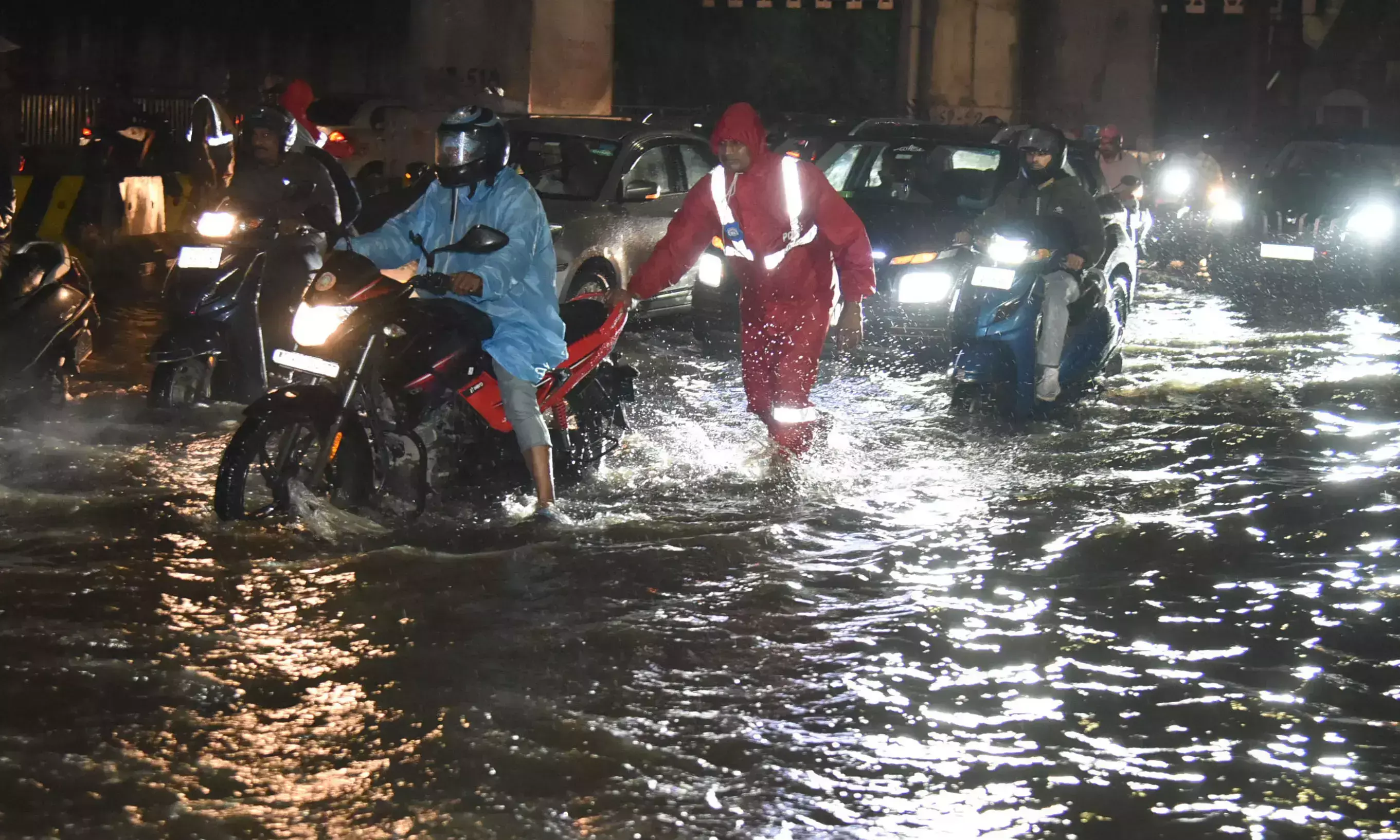 ఈ వర్షాలేంది? హైదరాబాద్ ఆకాశాన చిల్లు పడిందా?