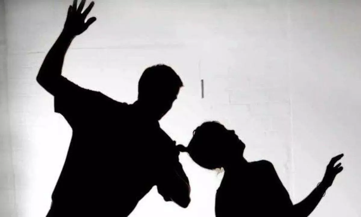 గుంజకు కట్టేసి నరకం చూపిన భర్తకు సౌదీ శిక్ష వేయాల్సిందే.. బయటకు రాని విషయాలెన్నో!