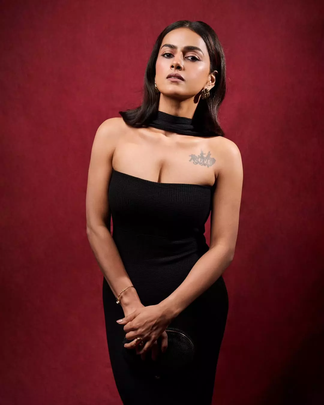 Shraddha Srinath Shares Glamorous Pics in Black