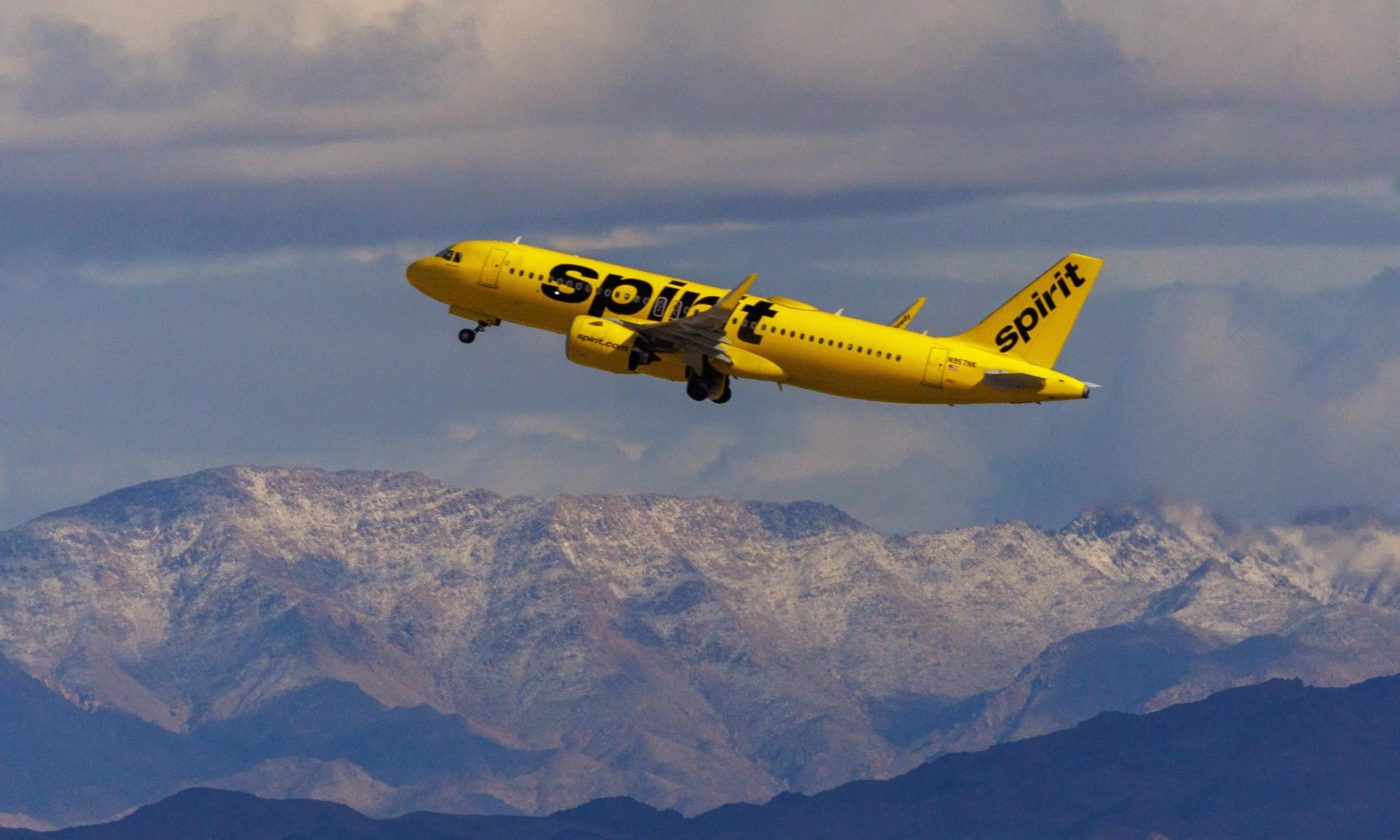 ట్రంప్  విమానానికి అత్యంత దగ్గరగా స్పిరిట్ విమానం రాక.. హెచ్చరికలు జారీ