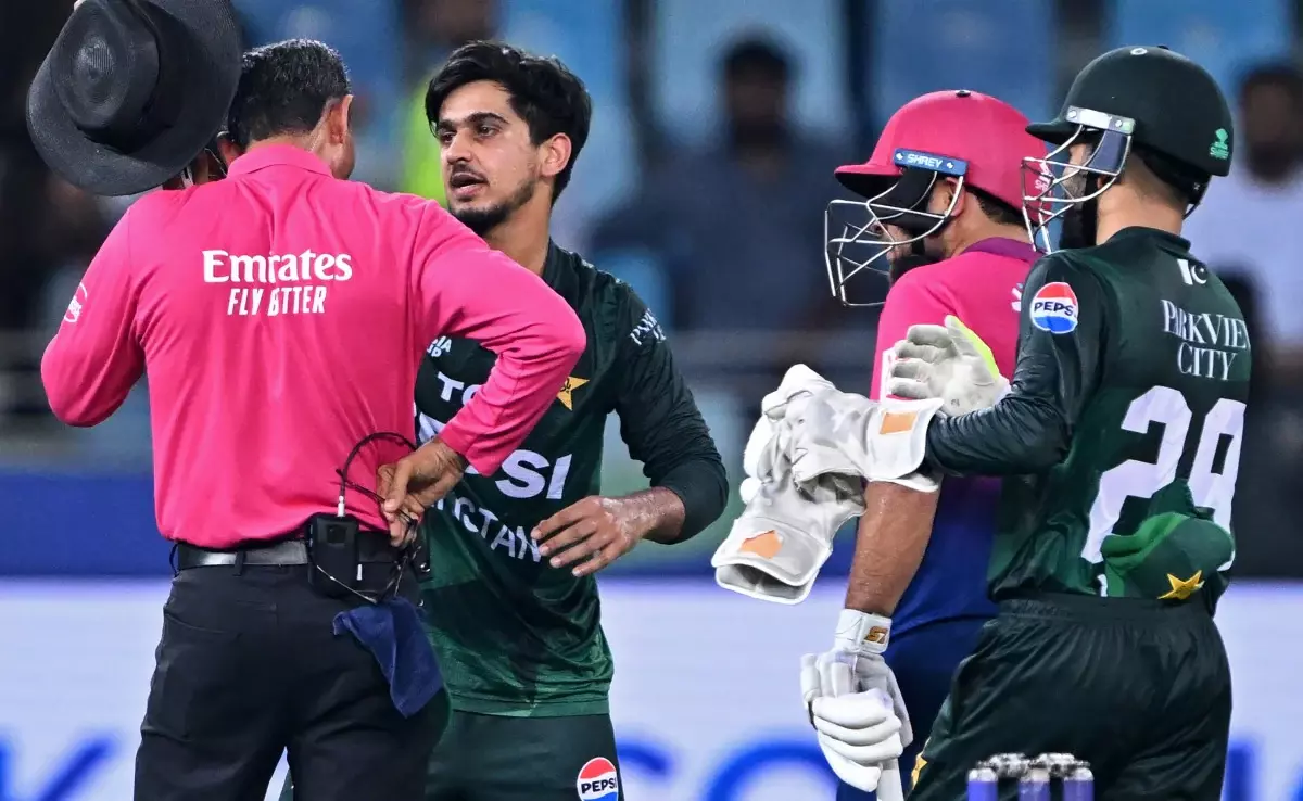 అంపైర్ త‌ల‌కు బంతి విసిరిన పాక్ ప్లేయ‌ర్..! అద్భుతం అన్న అక్ర‌మ్