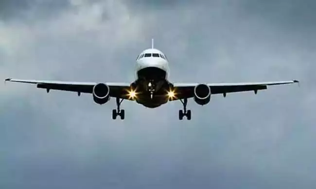 సముద్రంపై 18 నిమిషాలు విమానం చక్కర్లు.. సిబ్బంది నిద్రతో ఆగమాగం