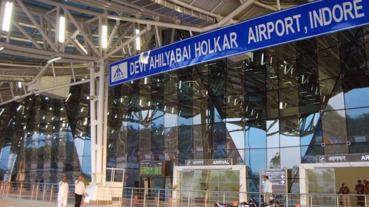 ఇండోర్ ఎయిర్ పోర్టులో టెకీ ప్యాంటులోకి దూరిన ఎలుక