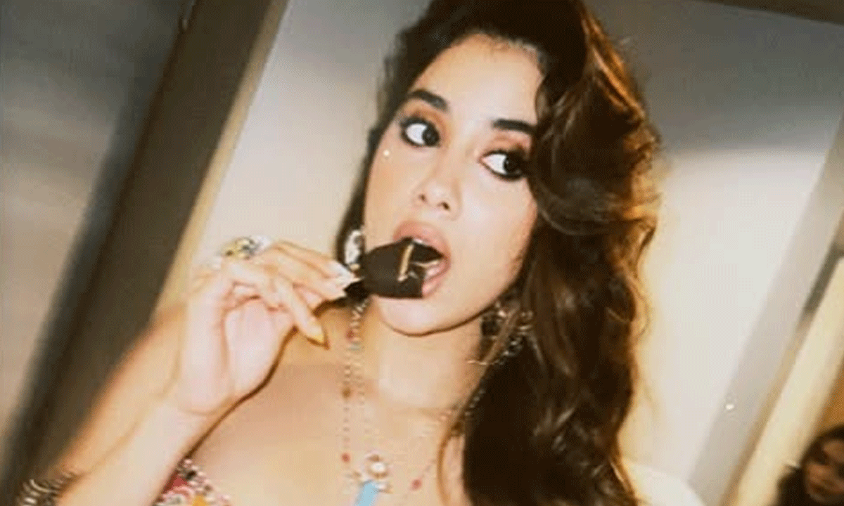 హాట్ ఫోజులతో చెమటలు పట్టిస్తున్న జాన్వీ కపూర్!