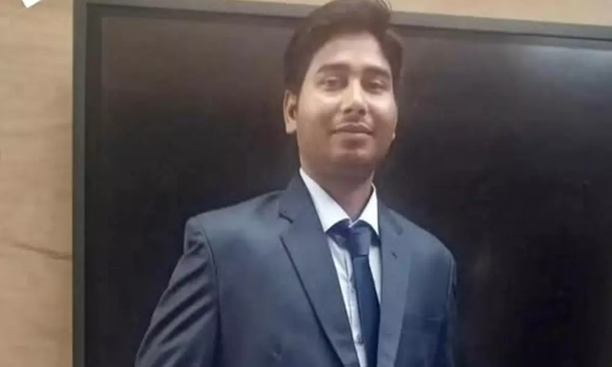 డెలివరీ బాయ్ నుంచి డిప్యూటీ కలెక్టర్.. ఎలా అయ్యారో తెలిస్తే షాక్..