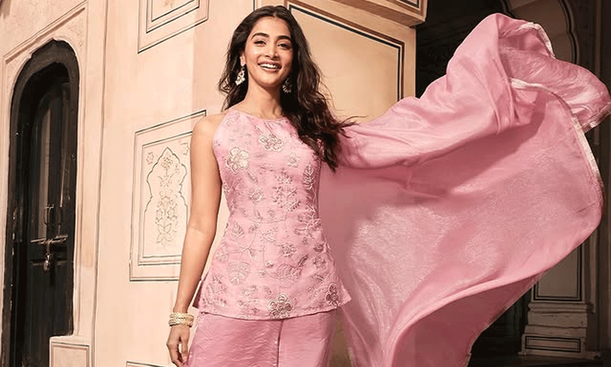 పండుగ వేళ ఫెస్టివ్ కలెక్షన్స్ తో అదరగొట్టేసిన పూజా హెగ్డే!