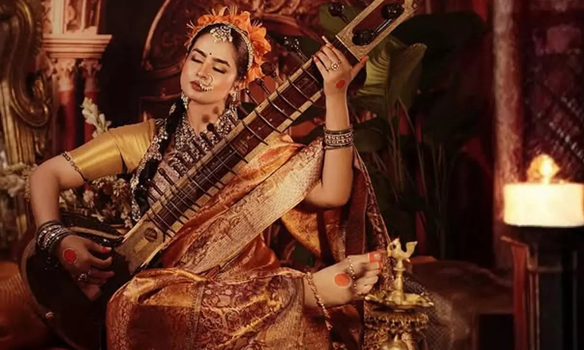 డివైన్ లుక్ లో ఆయేషా ఖాన్.. గ్రాంప్ టెంపుల్ సెట్