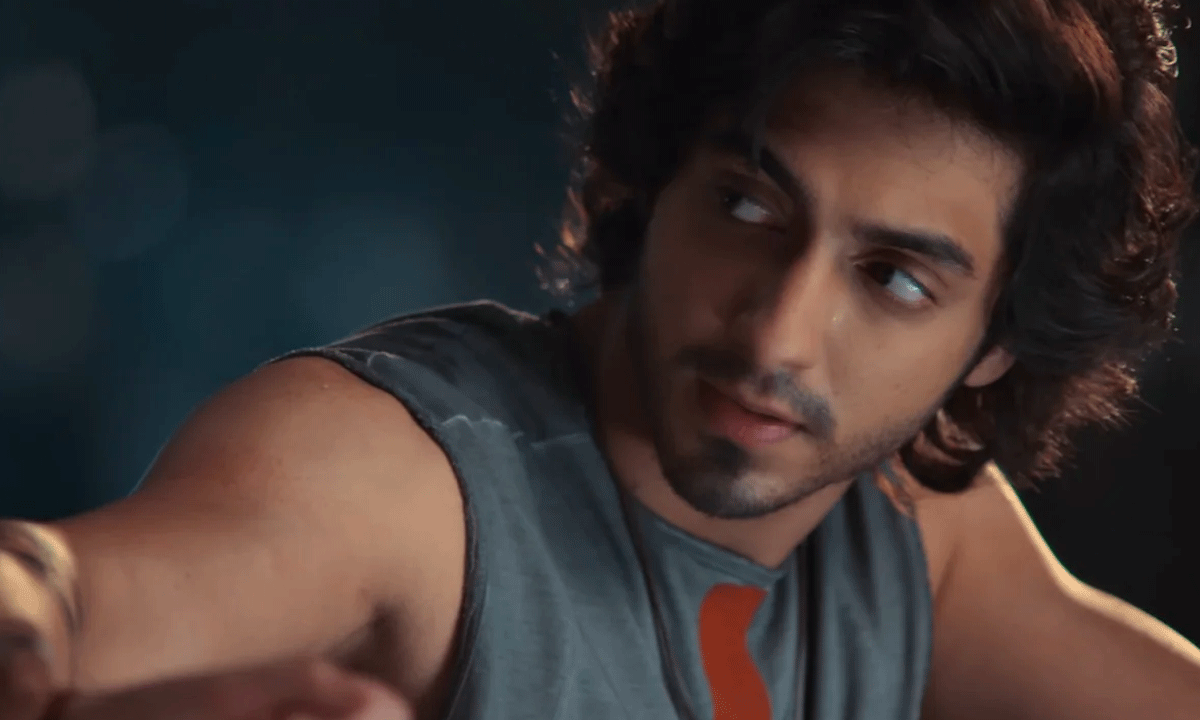 స‌య్యారా హీరో కోసం టాప్ డైరెక్ట‌ర్స్ క్యూ