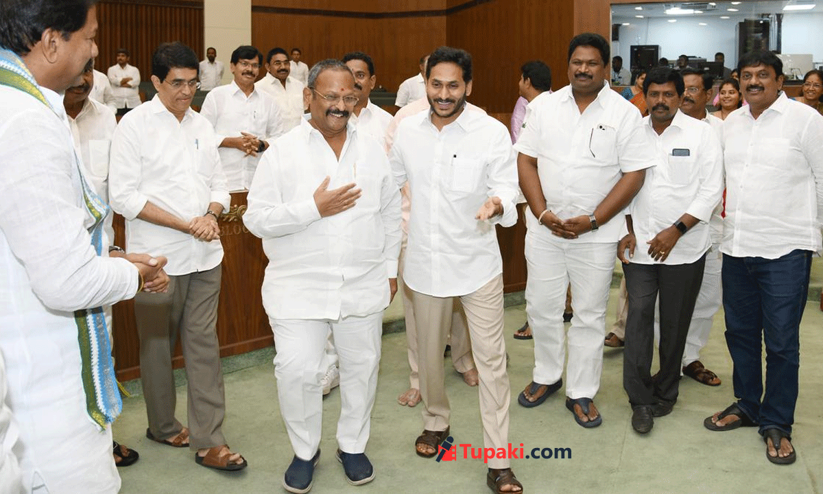 మౌనమేల స్వామీ...ఆయన తీరే అతి పెద్ద చర్చ !