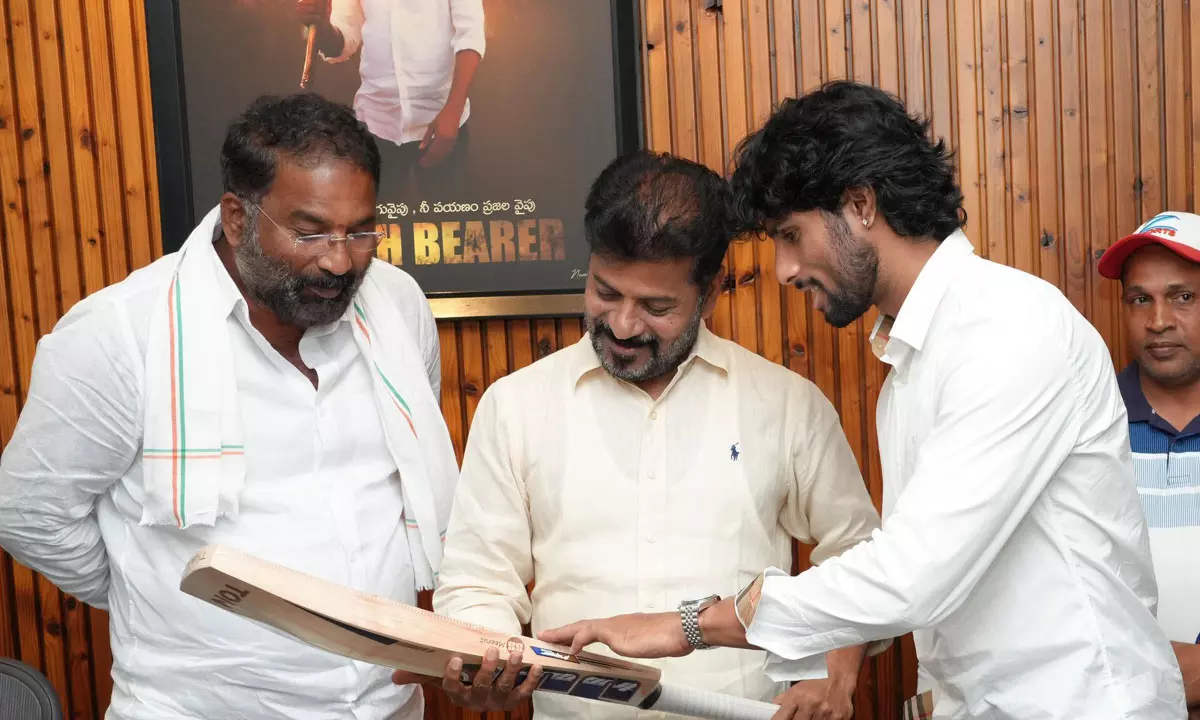 సీఎం సర్.. ఇదిగో ఆసియా క‌ప్ బ్యాట్.. రేవంత్ కు తిల‌క్ బ‌హుమ‌తి