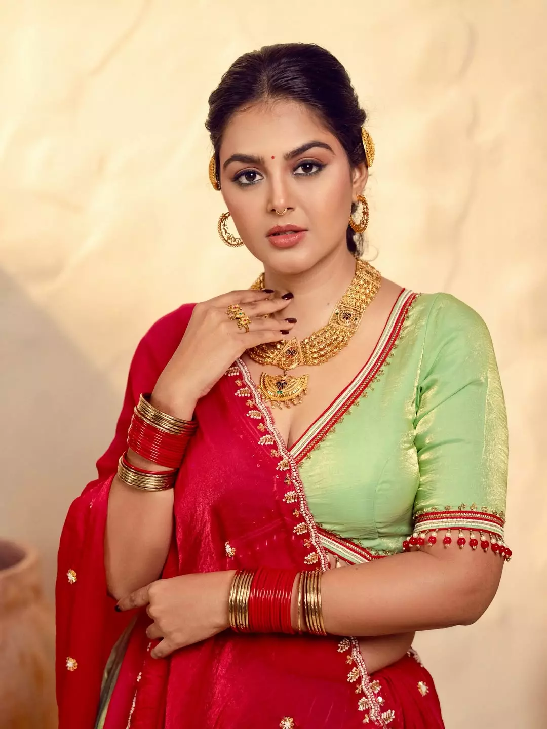 Monal Gajjar Embraces Her Bold & Beautiful Traditional Side