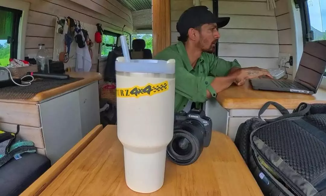 కార‌వ్యాన్‌లో ఒంట‌రిగా ఈ హీరో ఏం చేస్తున్నాడో చూడండి!