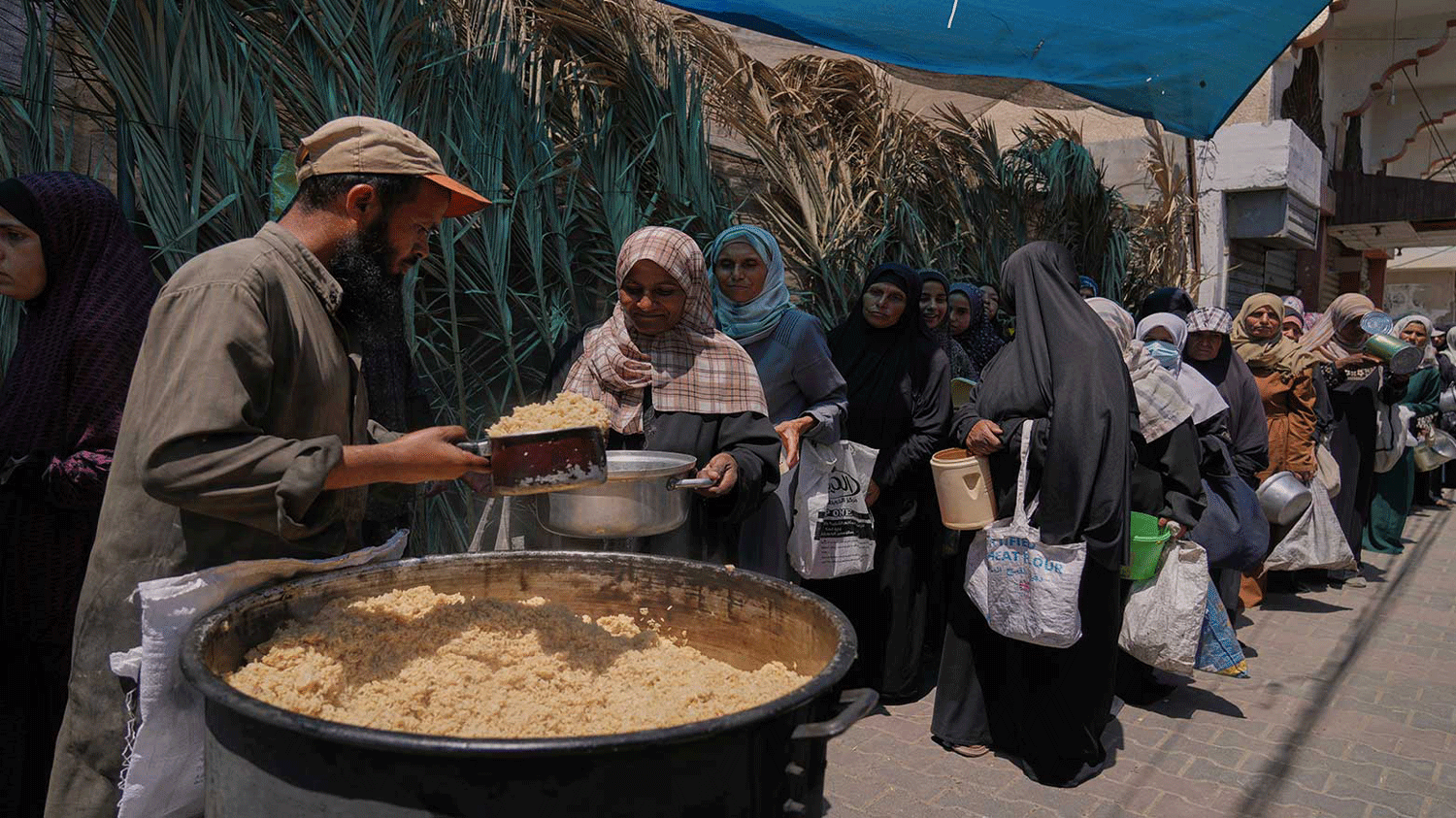 గాజాలో దయనీయ పరిస్థితి.. సాయం పేరుతో లైంగికదాడులు