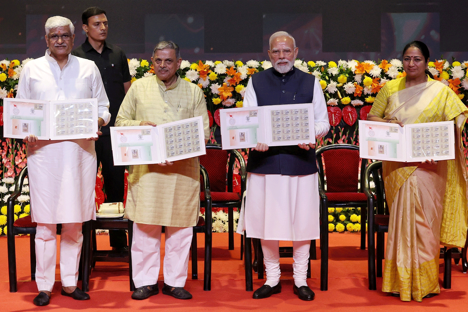 కరెన్సీపై భారత మాత... ప్రత్యేక నాణెం ఆవిష్కరించిన మోడీ! కరెన్సీపై భారత మాత... ప్రత్యేక నాణెం ఆవిష్కరించిన మోడీ!