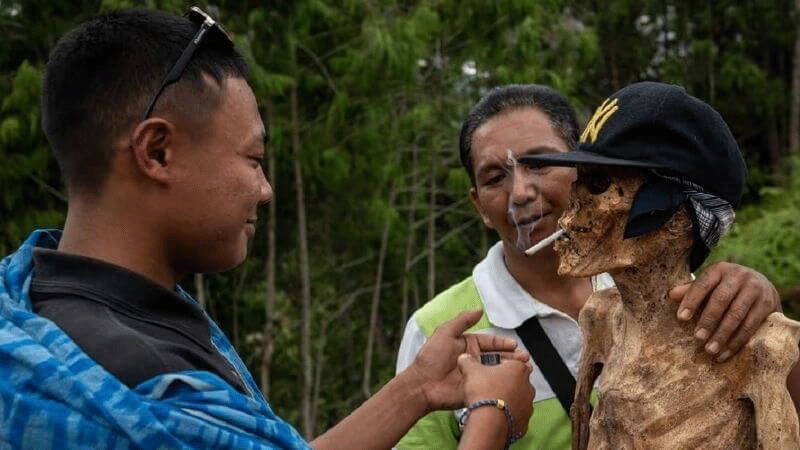 అక్కడ చనిపోయినవారు జీవించి ఉన్న మృతదేహాలు.. ఏమిటీ స్పెషల్!