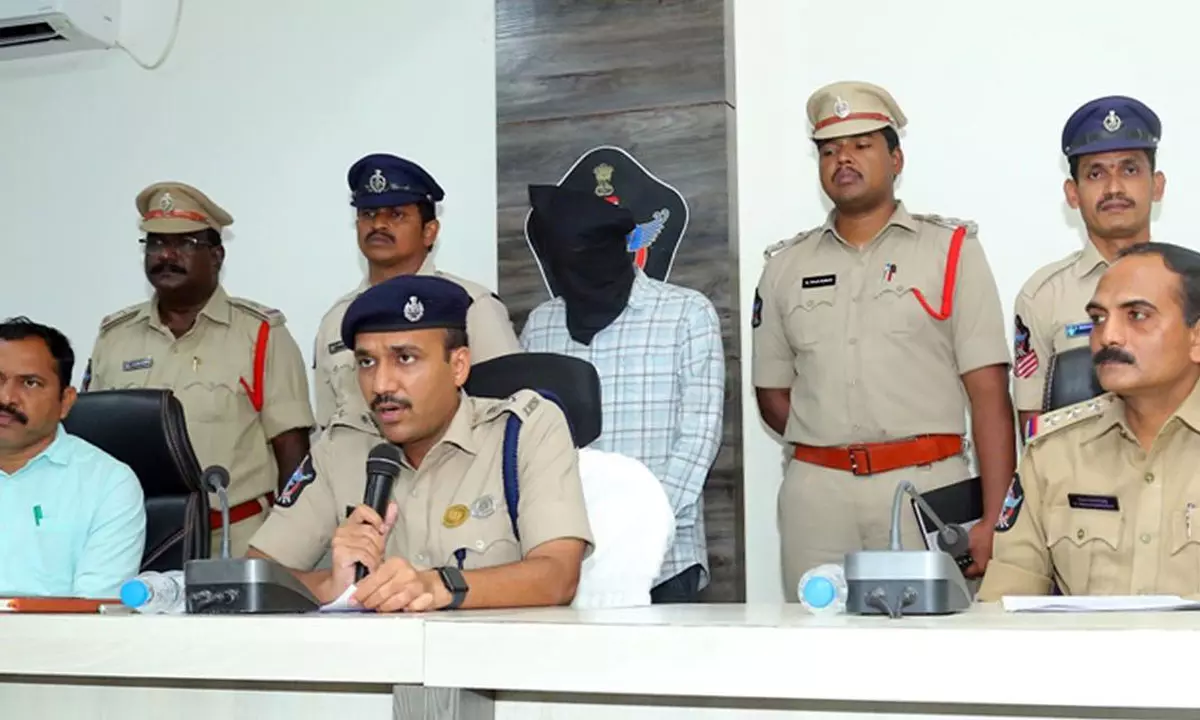 అతడిలోని ఆమె అతని టీమ్... కోట్లు కొట్టేశాడు.. ట్విస్టేమిటంటే..?