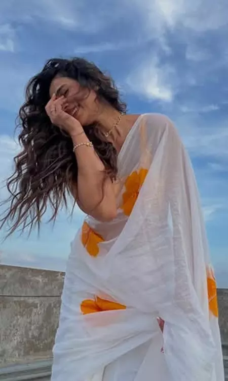 Aakanksha Singh Radiates Sunshine