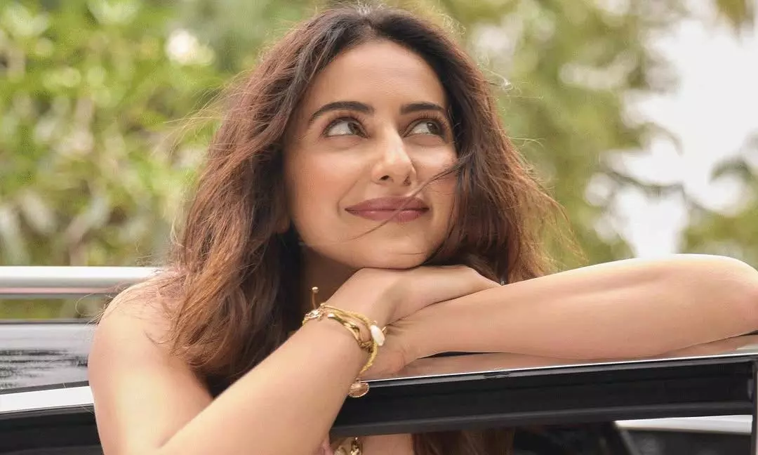 పిక్‌టాక్‌ : మినీ డ్రెస్‌లో రకుల్‌ అందాల షో