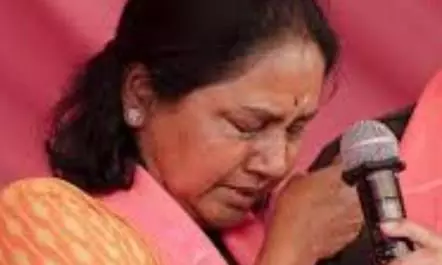 ఆడబిడ్డ కన్నీళ్లపై రచ్చ.. కాంగ్రెస్ నేతల మాటల మంటలు