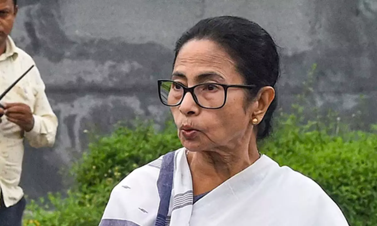 సీఎం మమతకు రేప్  కేసు బాధితురాలి తండ్రి సారీ వెనుక..!