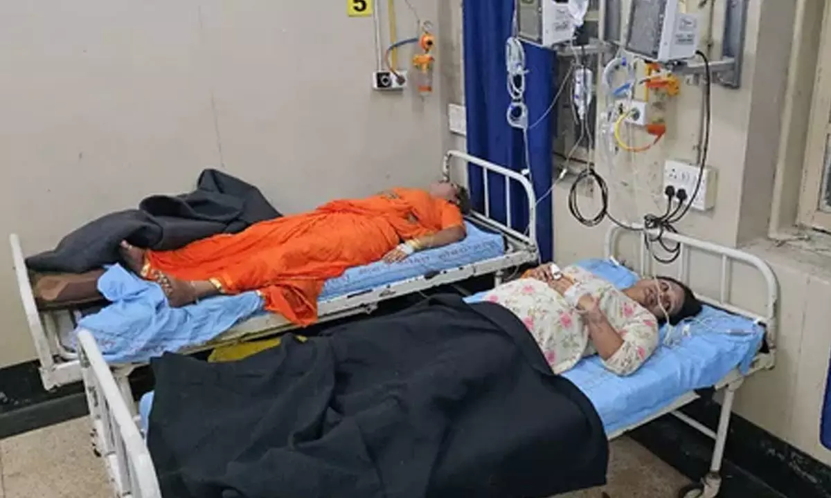 ఫినాయిల్  తాగిన 24మంది హిజ్రాలు.. తెరపైకి  షాకింగ్  రీజన్!