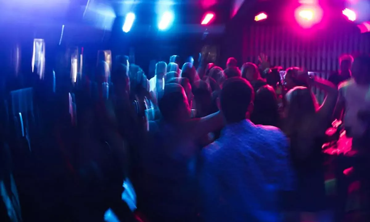 ఫాంహౌస్‌లో రేవ్‌ పార్టీ.. రాజకీయ నేతలు, రియల్టర్లు అరెస్ట్