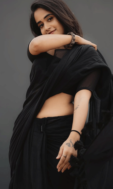Deepthi Sunaina’s Beachside Grace in Black Saree Wins Hearts